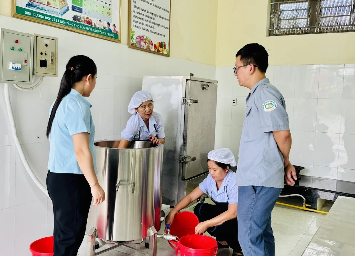 Kiểm tra an toàn thực phẩm tại các bếp ăn tập thể trường học