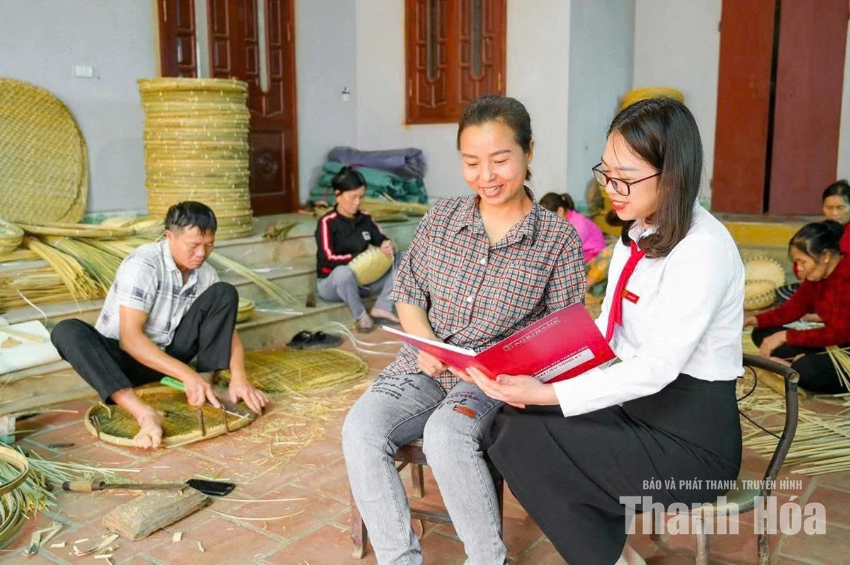 Khi đồng vốn theo người dân về quê