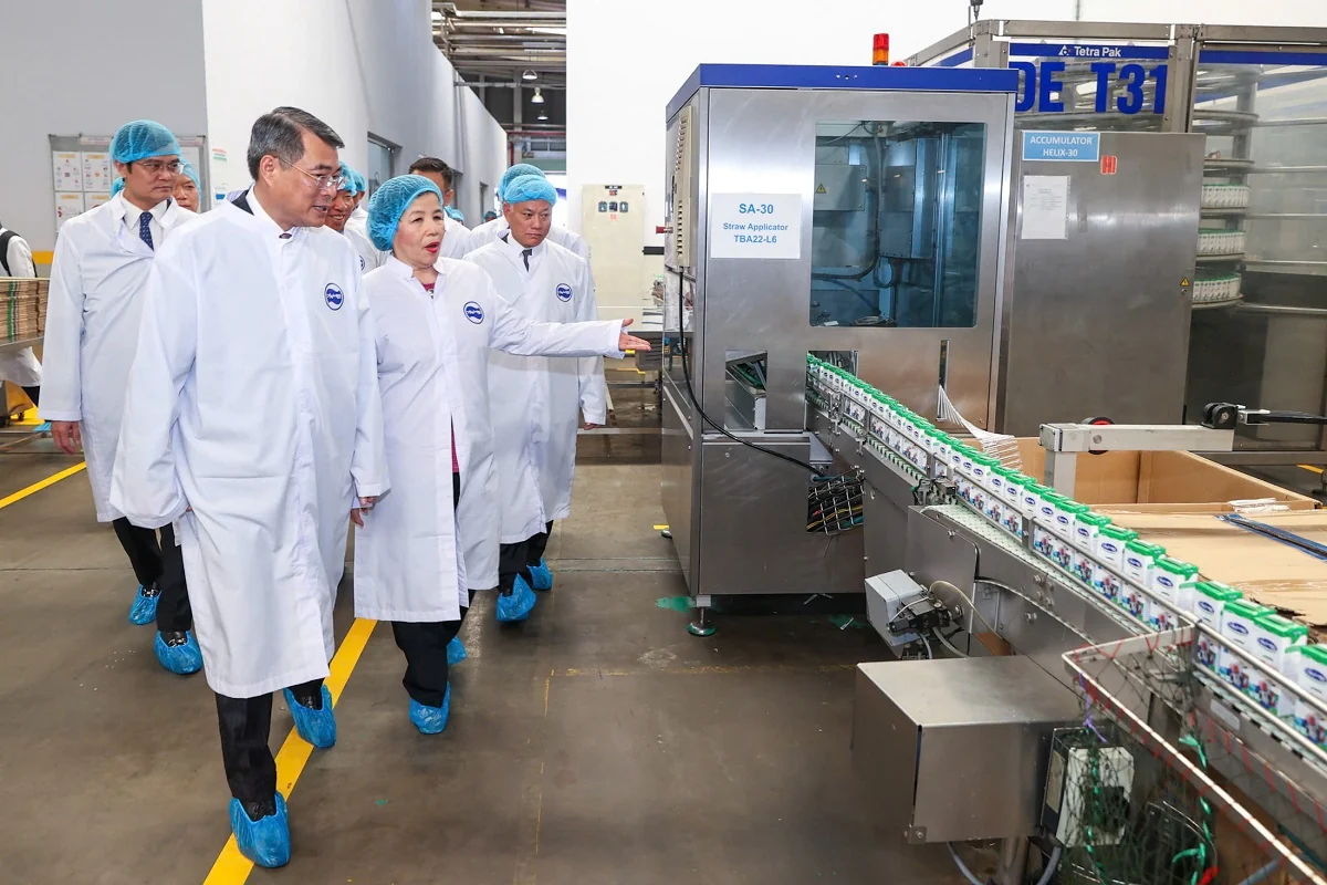 Thủ tướng Chính phủ Lê Minh Hưng thăm nhà máy Angkormilk của Vinamilk tại Campuchia