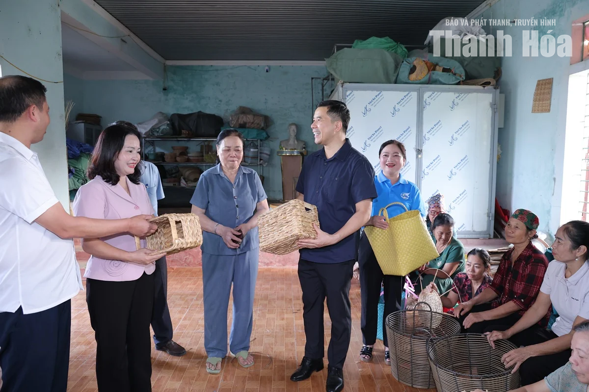 Phó Bí thư Thường trực Tỉnh ủy Nguyễn Hồng Phong thăm, động viên doanh nghiệp nhân Ngày Doanh nhân Việt Nam và Ngày Phụ nữ Việt Nam