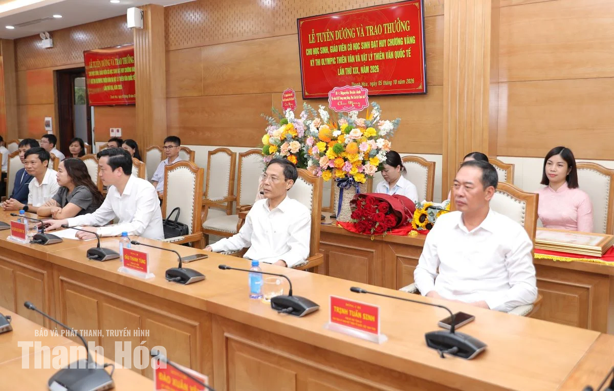 Trao thưởng cho học sinh đoạt Huy chương Vàng Olympic Thiên văn và Vật lý thiên văn quốc tế