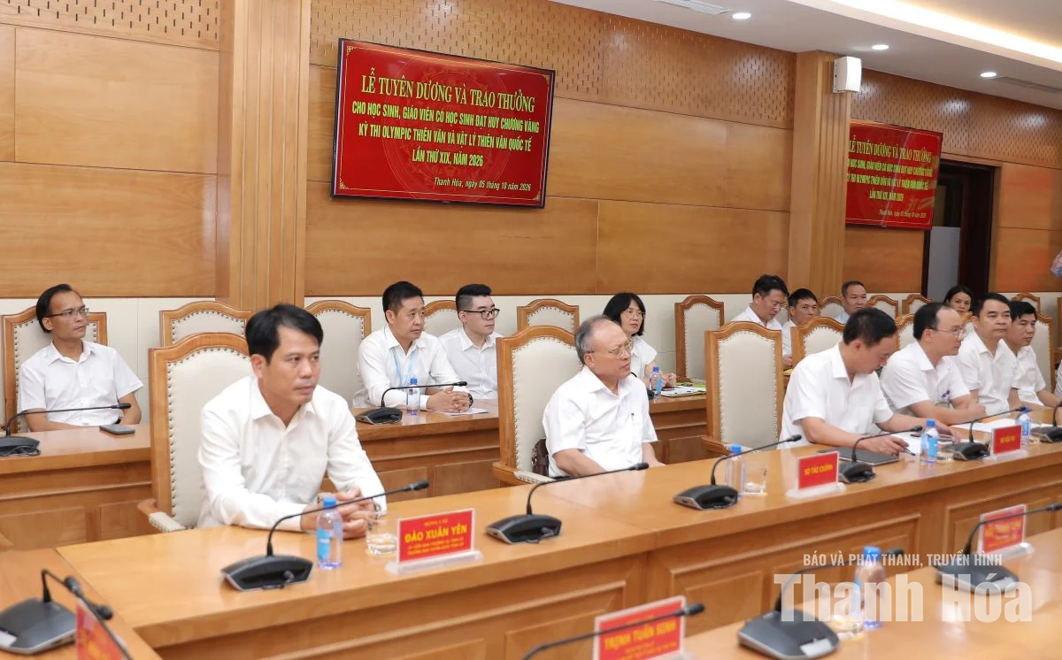 Trao thưởng cho học sinh đoạt Huy chương Vàng Olympic Thiên văn và Vật lý thiên văn quốc tế