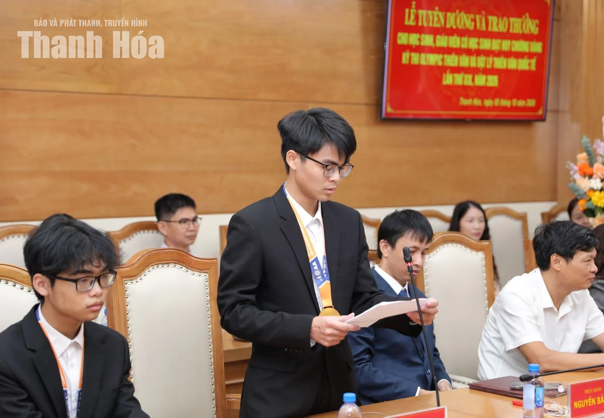 Trao thưởng cho học sinh đoạt Huy chương Vàng Olympic Thiên văn và Vật lý thiên văn quốc tế