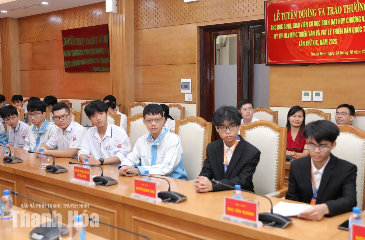 Trao thưởng cho học sinh đoạt Huy chương Vàng Olympic Thiên văn và Vật lý thiên văn quốc tế