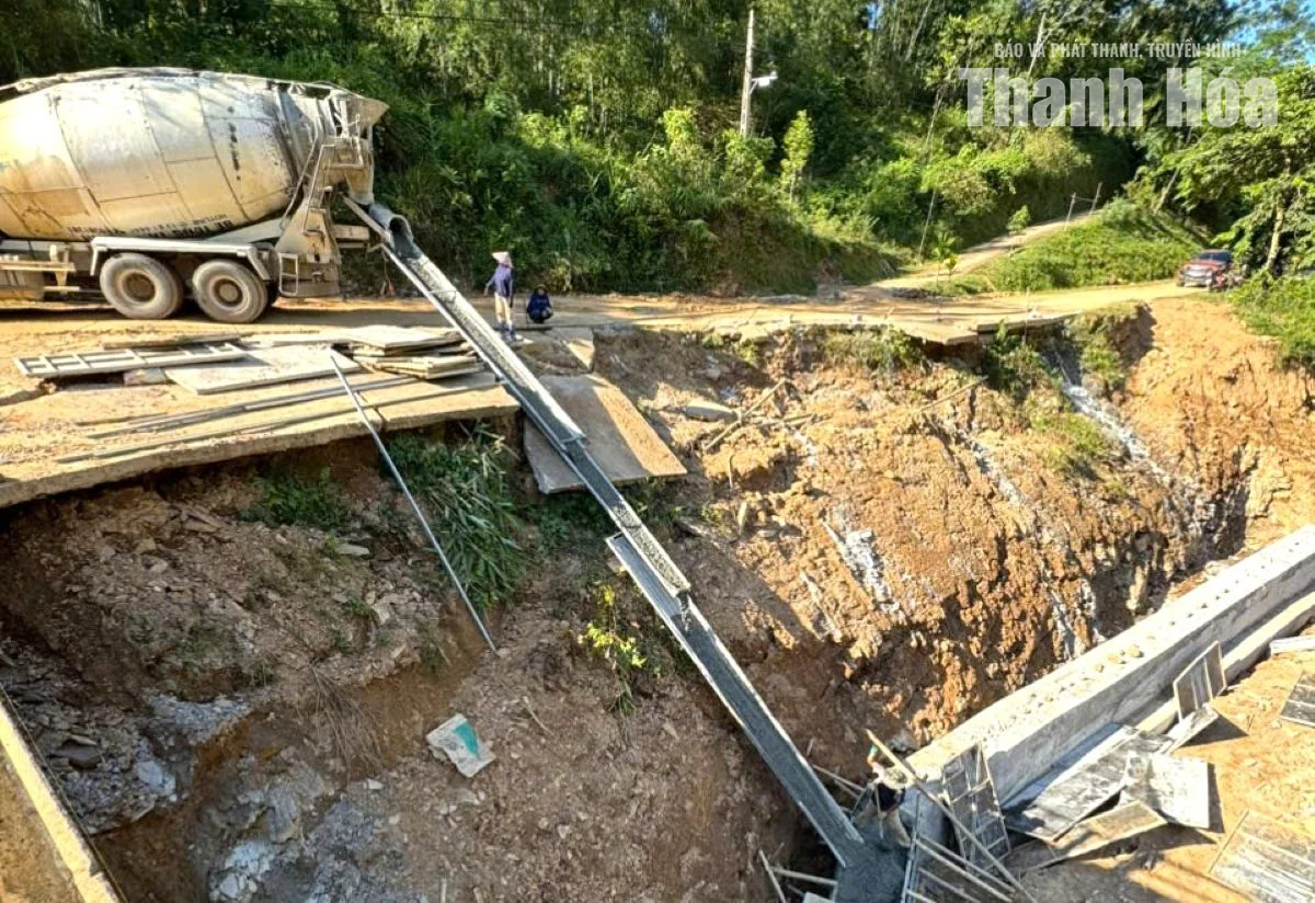 Tập trung khắc phục sạt lở tuyến đường từ Quốc lộ 217 đi Hồi Xuân