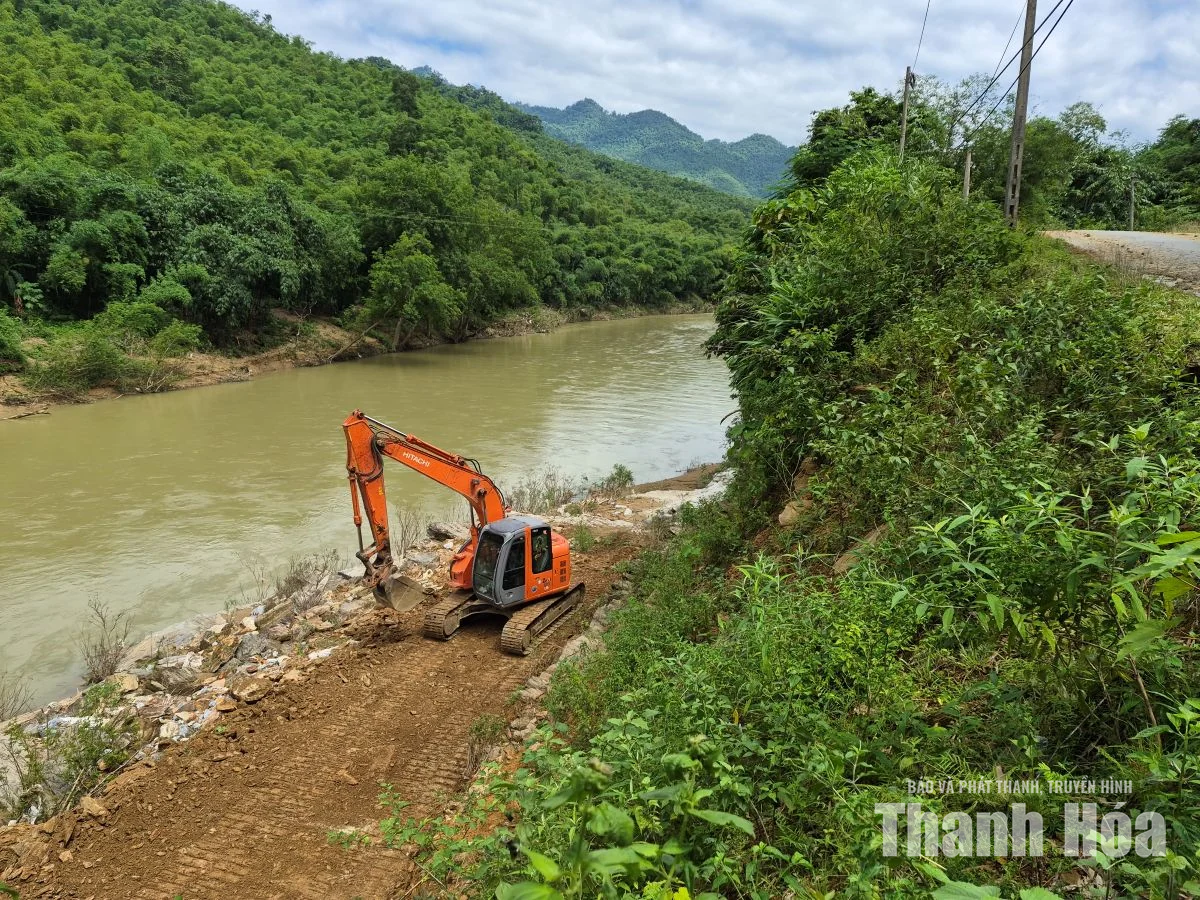 Tập trung khắc phục sạt lở tuyến đường từ Quốc lộ 217 đi Hồi Xuân