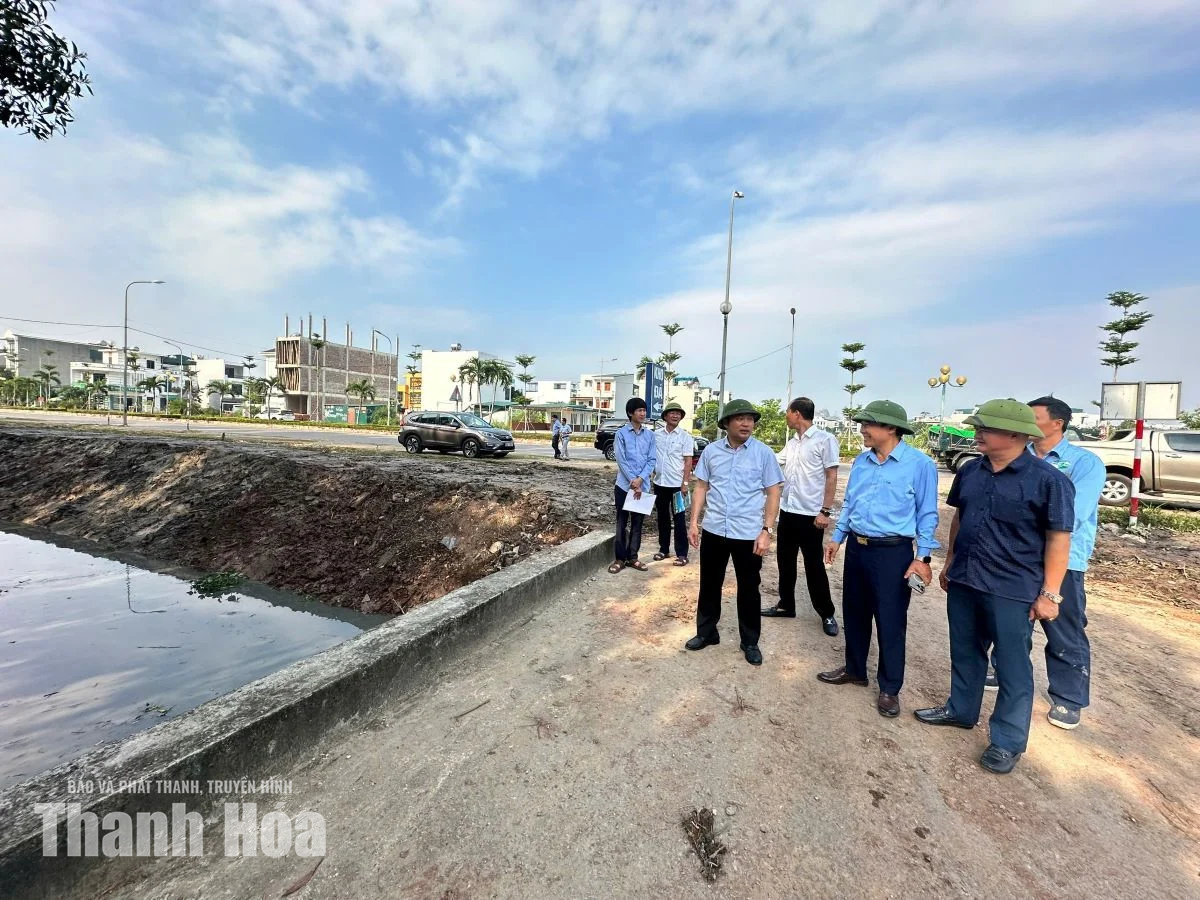 Khẩn trương khơi thông dòng chảy, hạn chế ngập úng tại các khu dân cư