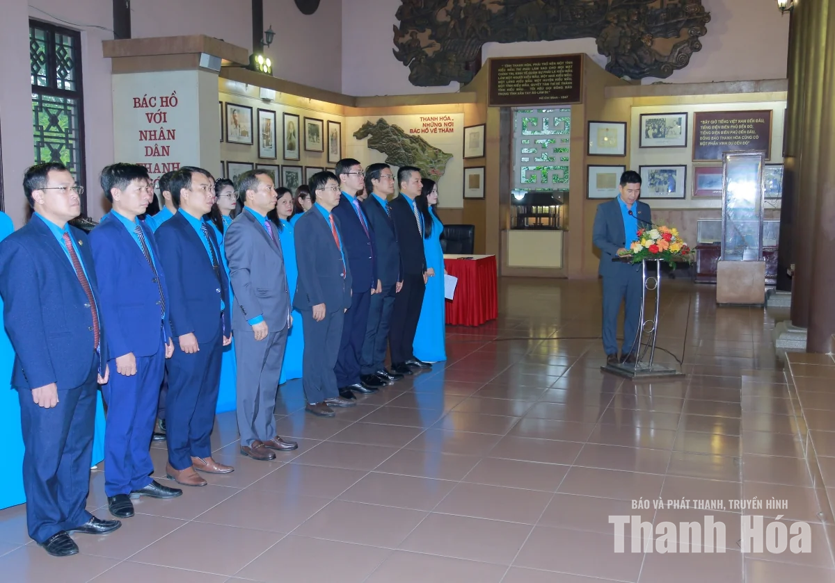 Đoàn đại biểu LĐLĐ tỉnh dâng hương tưởng niệm Chủ tịch Hồ Chí Minh