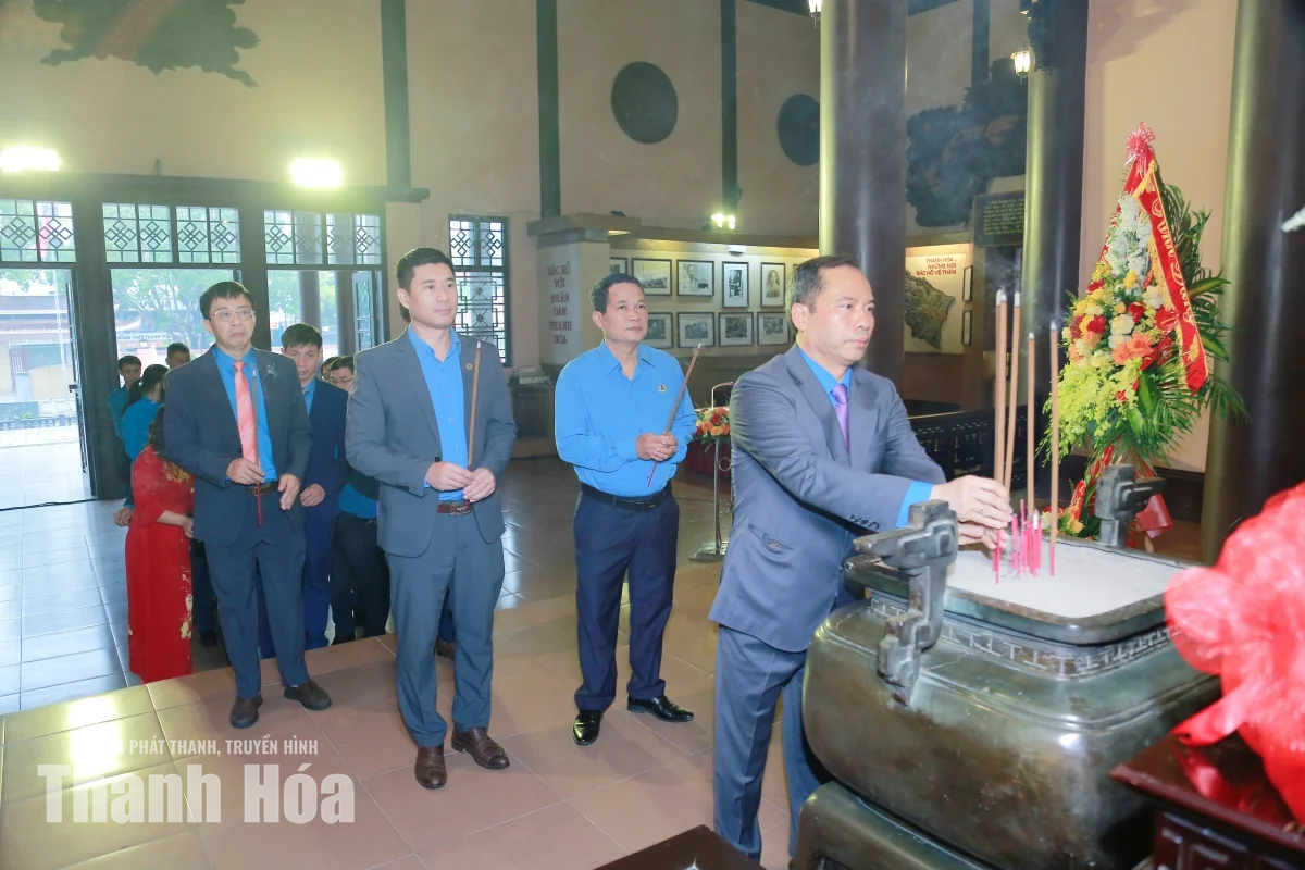Đoàn đại biểu LĐLĐ tỉnh dâng hương tưởng niệm Chủ tịch Hồ Chí Minh