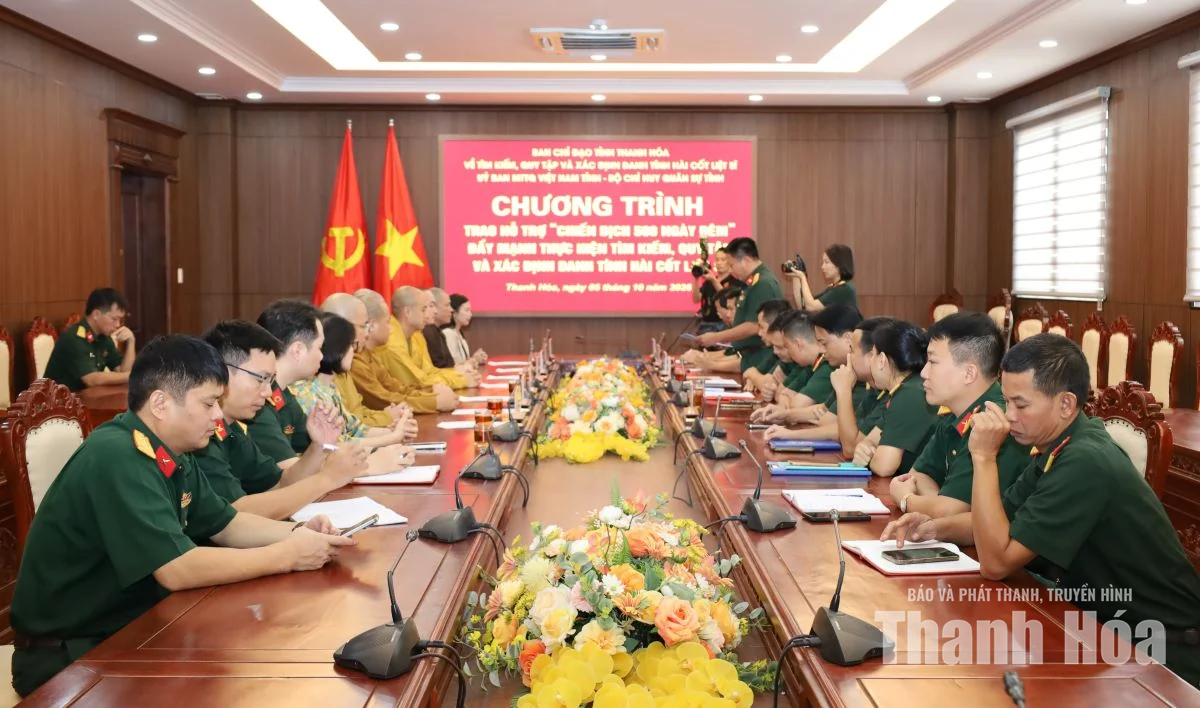 Trao kinh phí hỗ trợ chiến dịch tìm kiếm, quy tập và xác định danh tính hài cốt liệt sĩ