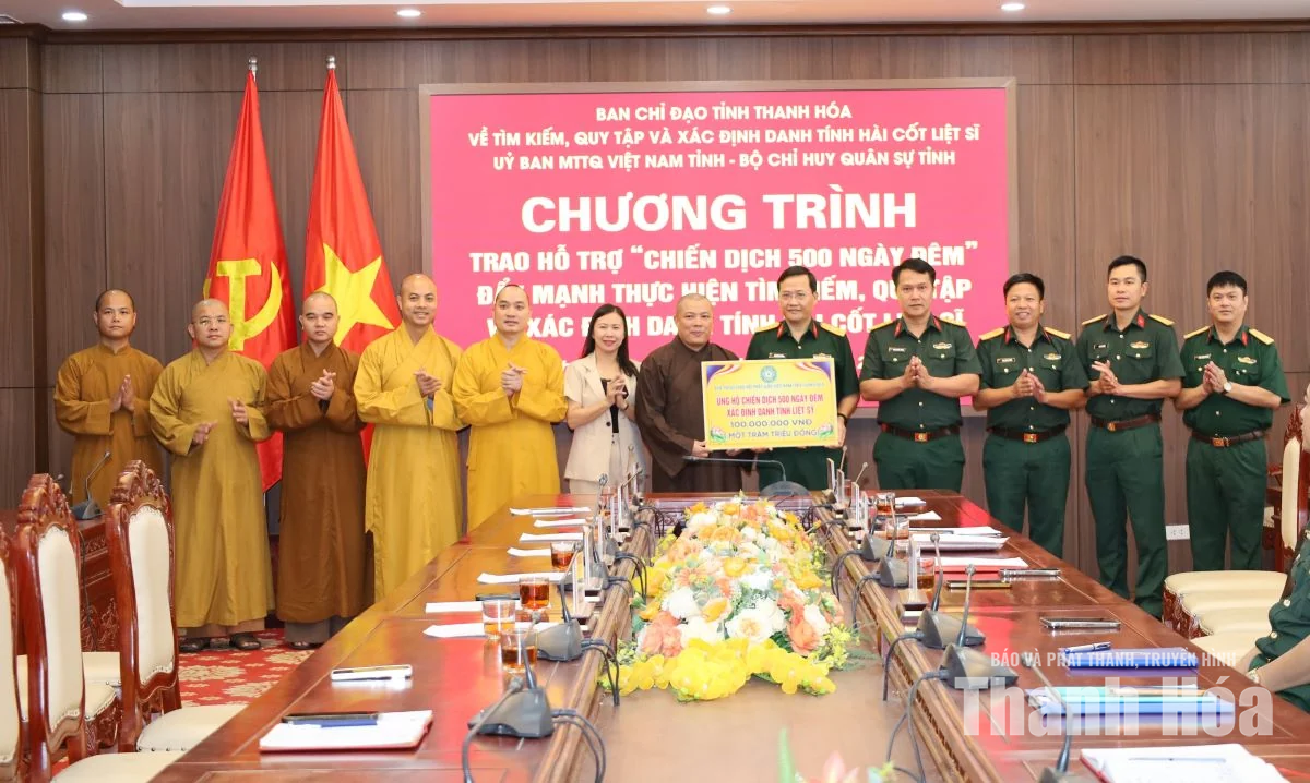 Trao kinh phí hỗ trợ chiến dịch tìm kiếm, quy tập và xác định danh tính hài cốt liệt sĩ