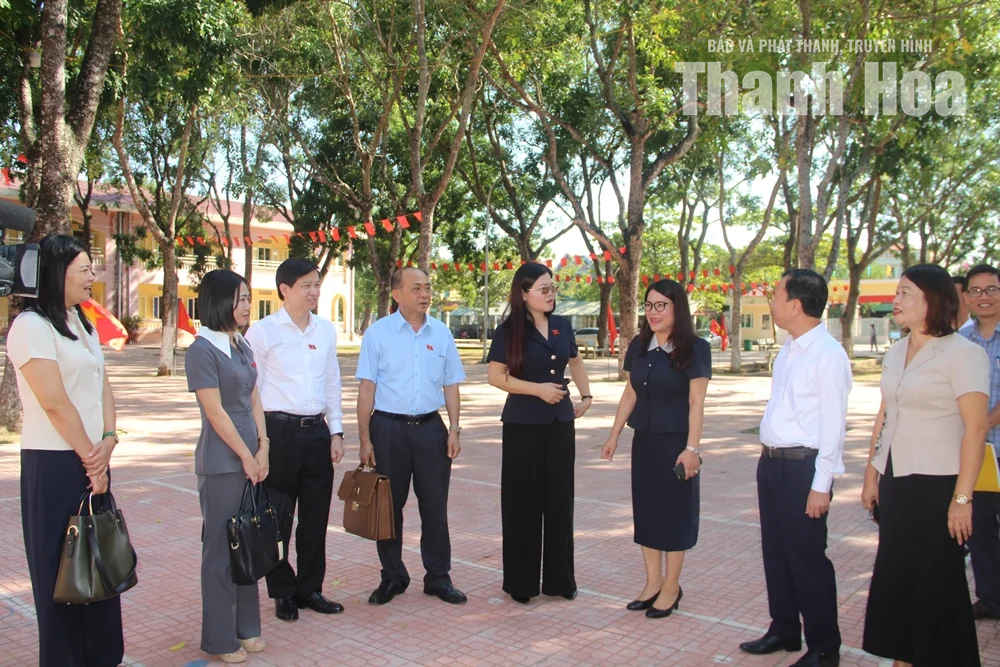 Đại biểu Quốc hội khảo sát việc sắp xếp các cơ sở giáo dục công lập tại phường Tĩnh Gia