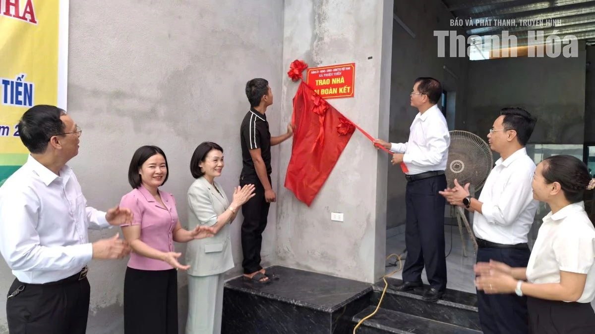 Bàn giao nhà Đại đoàn kết cho hộ nghèo tại xã Thiệu Tiến