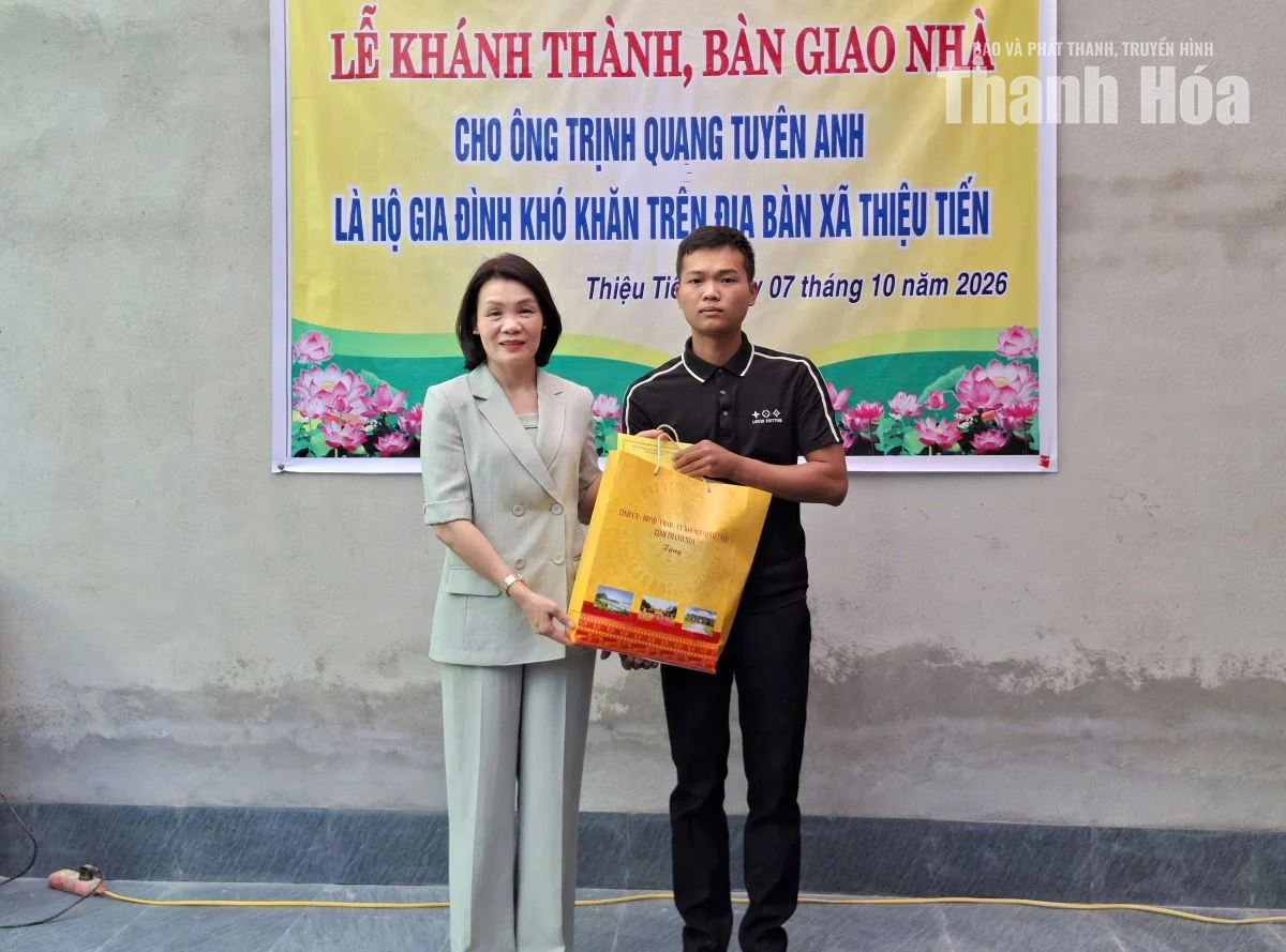 Bàn giao nhà Đại đoàn kết cho hộ nghèo tại xã Thiệu Tiến