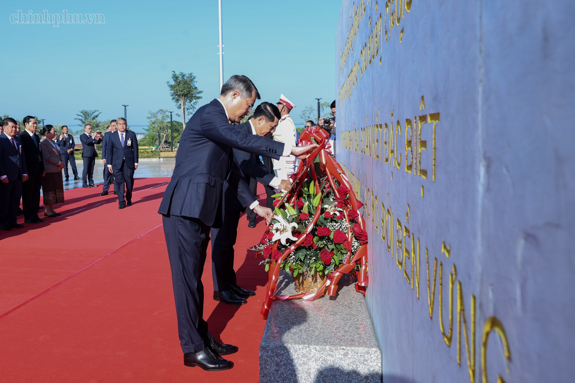 Hai Thủ tướng Việt Nam, Lào dâng hoa tưởng niệm Chủ tịch Hồ Chí Minh, Chủ tịch Kaysone Phomvihane, Chủ tịch Souphanouvong