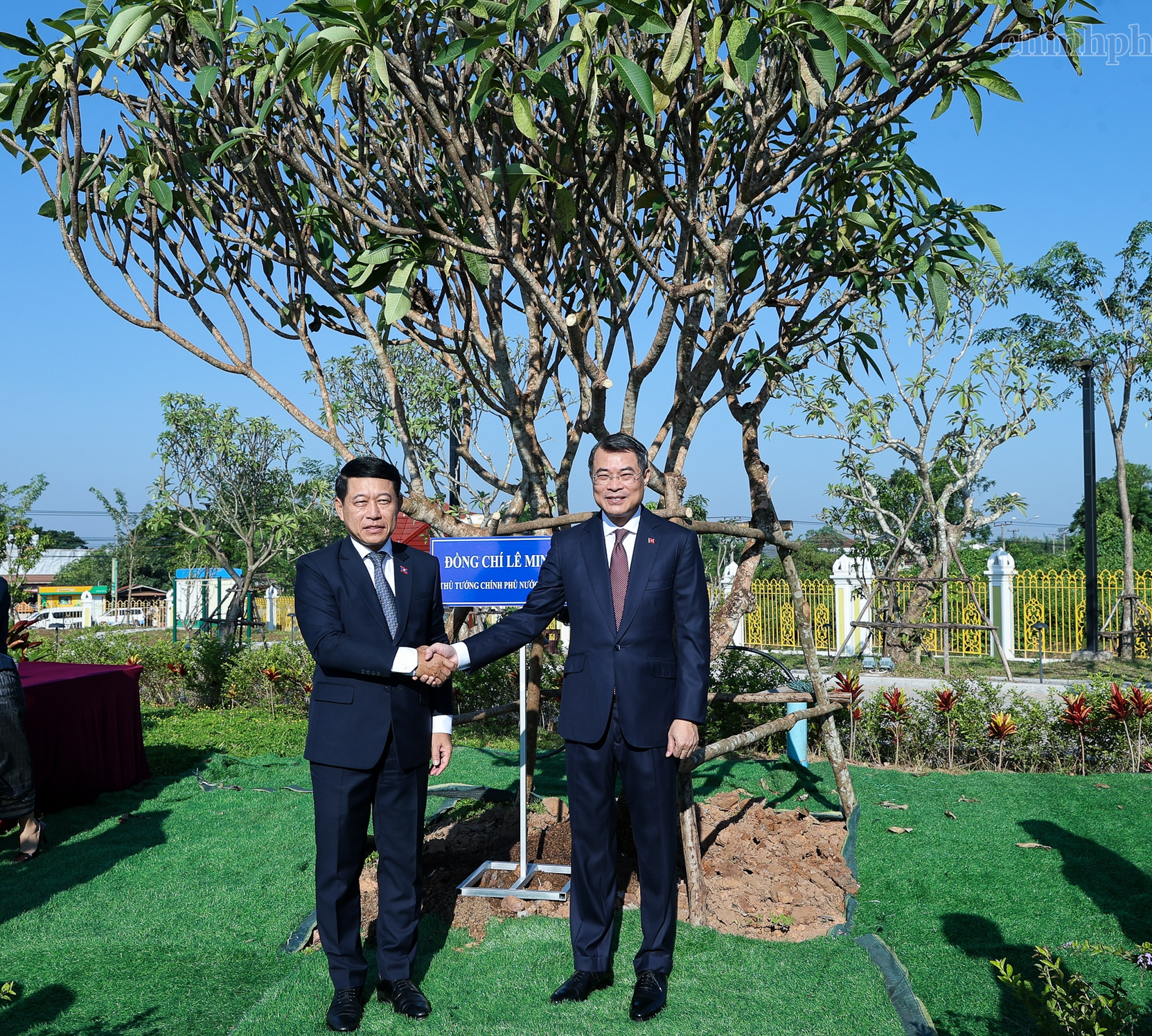 Hai Thủ tướng Việt Nam, Lào dâng hoa tưởng niệm Chủ tịch Hồ Chí Minh, Chủ tịch Kaysone Phomvihane, Chủ tịch Souphanouvong