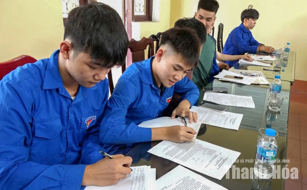 20 thanh niên xã Kim Tân viết đơn tình nguyện nhập ngũ