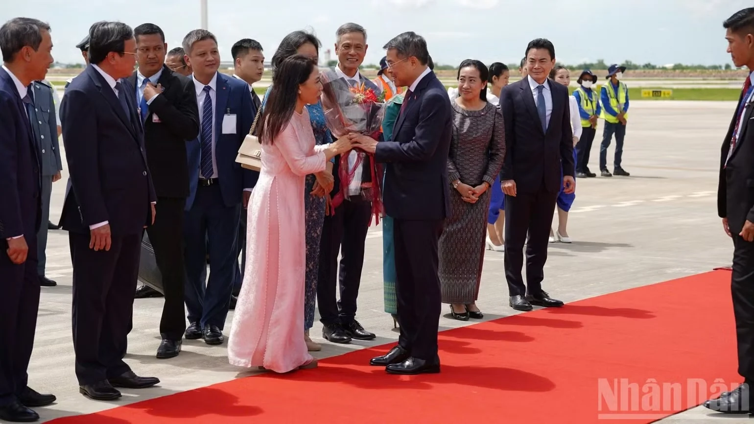 Thủ tướng Lê Minh Hưng tới Phnom Penh bắt đầu chuyến thăm chính thức Campuchia