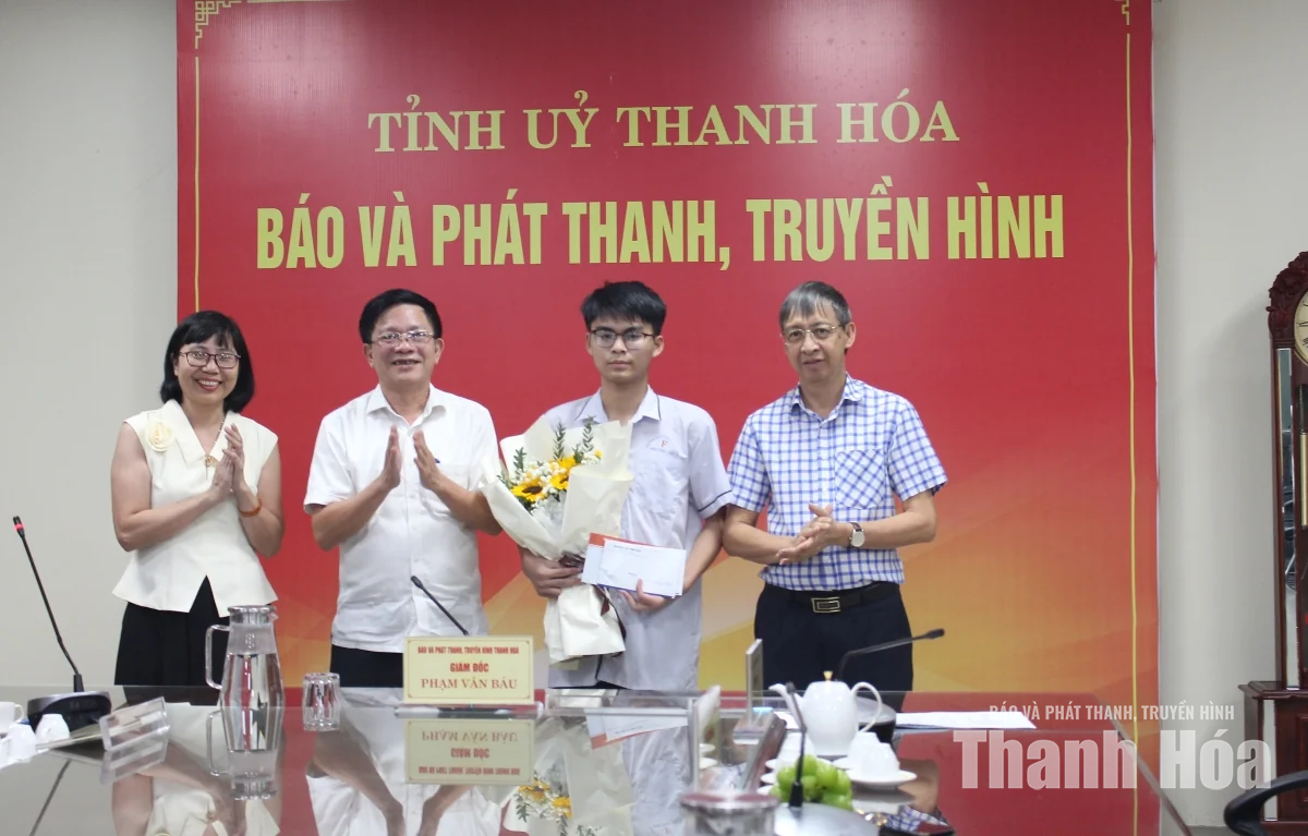 Công đoàn Báo và Phát thanh, truyền hình Thanh Hóa trao thưởng đột xuất cho học sinh đoạt Huy chương Vàng Olympic quốc tế