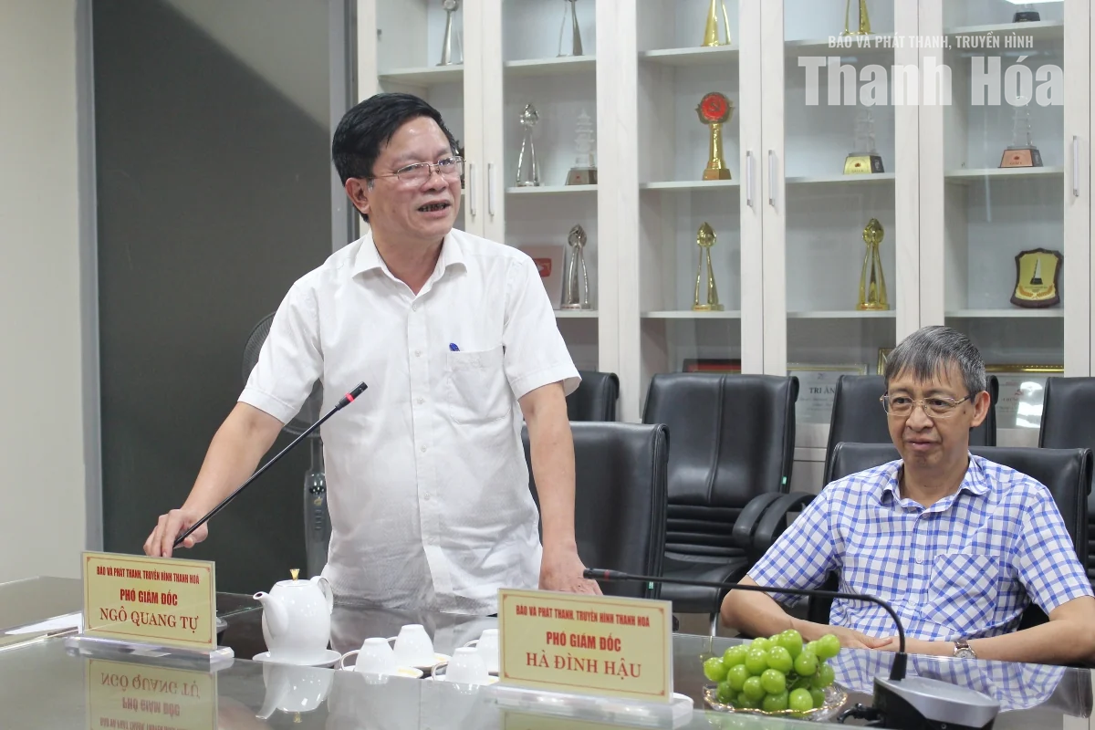 Công đoàn Báo và Phát thanh, truyền hình Thanh Hóa trao thưởng đột xuất cho học sinh đoạt Huy chương Vàng Olympic quốc tế