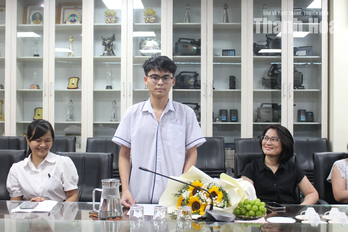 Công đoàn Báo và Phát thanh, truyền hình Thanh Hóa trao thưởng đột xuất cho học sinh đoạt Huy chương Vàng Olympic quốc tế