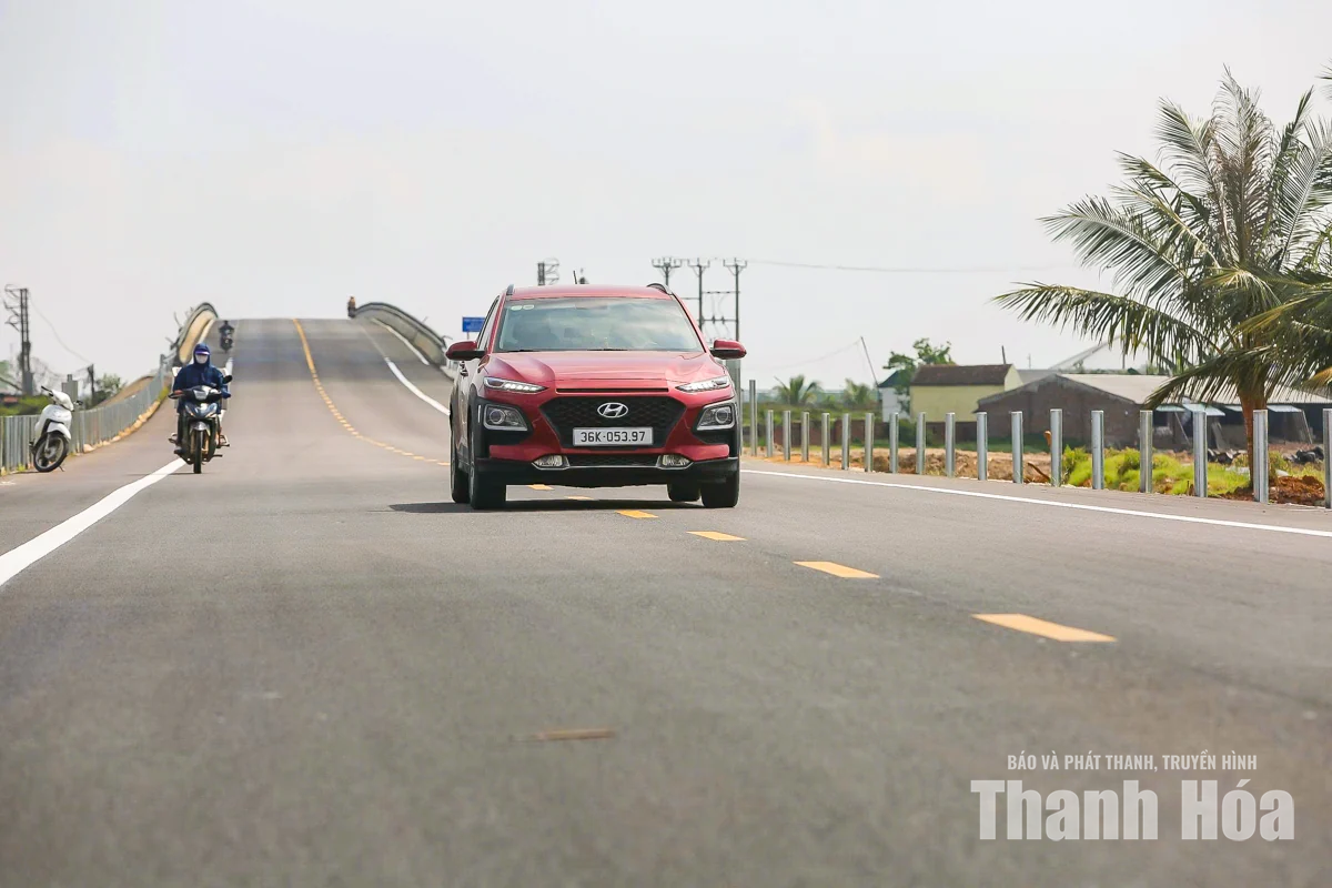 Cận cảnh tuyến đường ven biển gần 2.000 tỷ đồng trước ngày thông xe