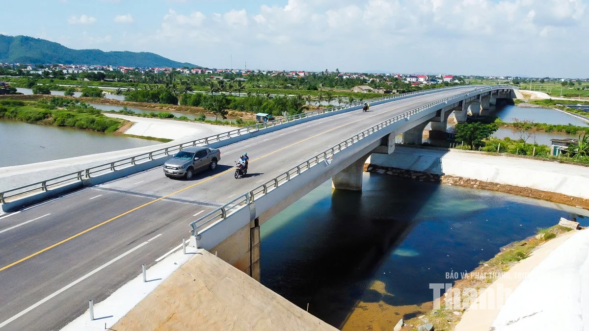 Cận cảnh tuyến đường ven biển gần 2.000 tỷ đồng trước ngày thông xe
