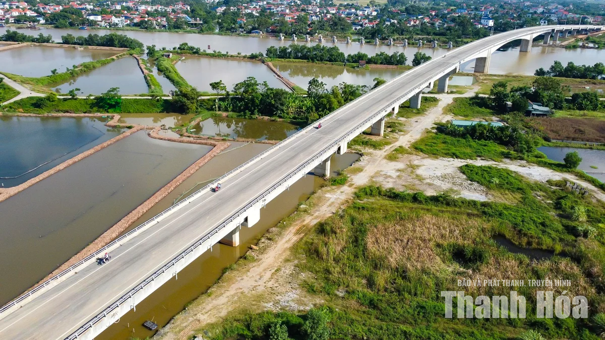 Cận cảnh tuyến đường ven biển gần 2.000 tỷ đồng trước ngày thông xe