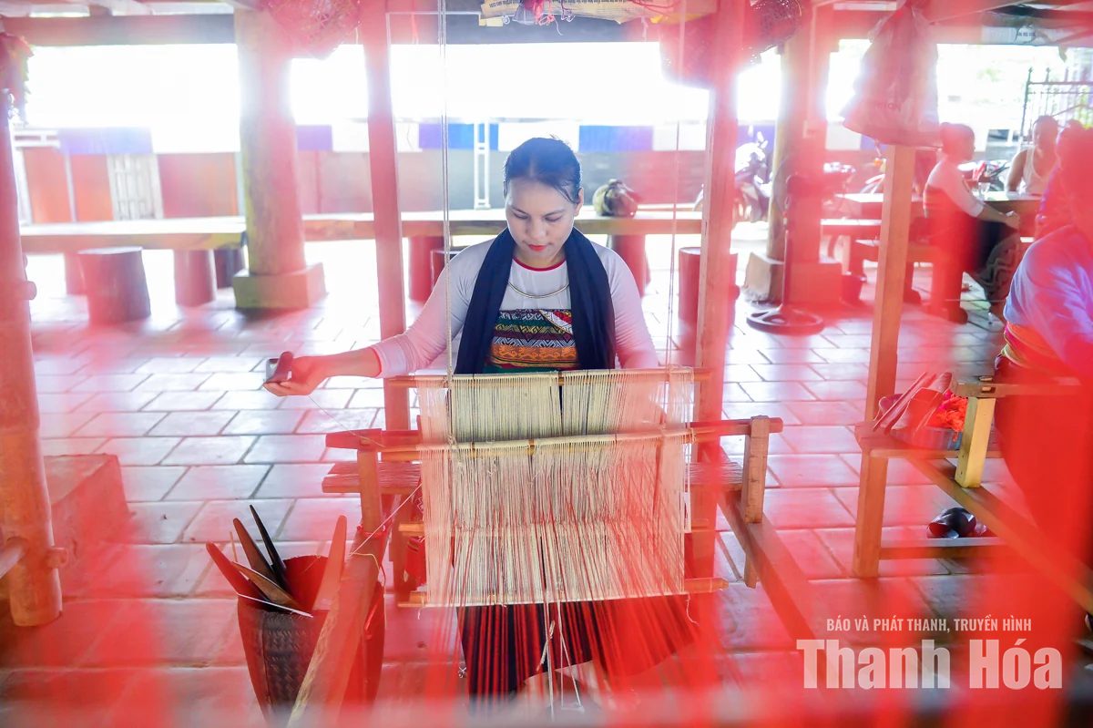Khi nghề dệt thổ cẩm thành “đặc sản”