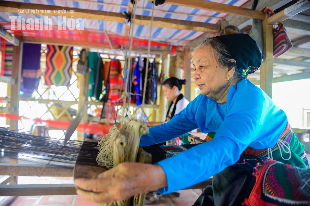 Khi nghề dệt thổ cẩm thành “đặc sản”