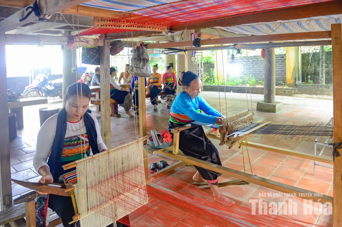 Khi nghề dệt thổ cẩm thành “đặc sản”