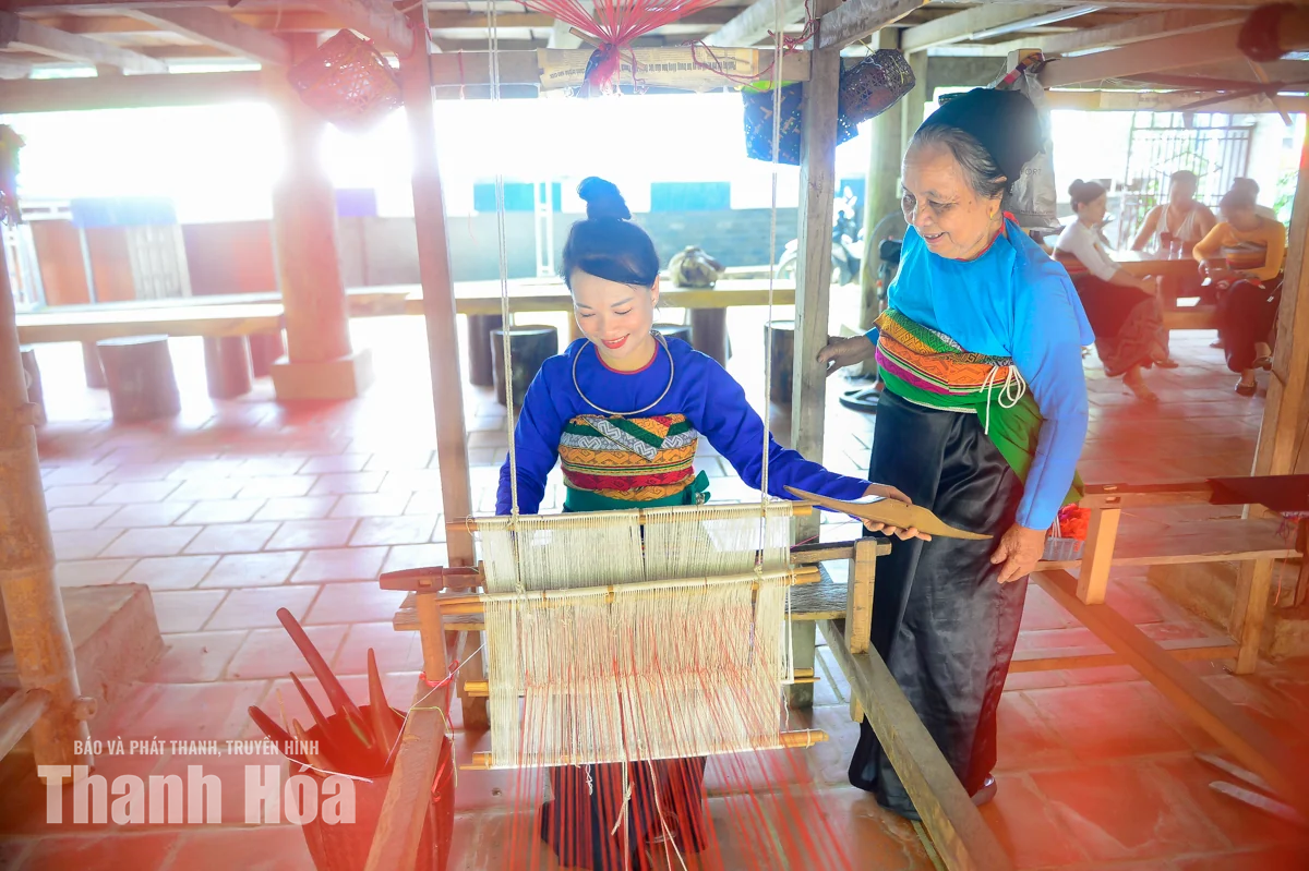 Khi nghề dệt thổ cẩm thành “đặc sản”