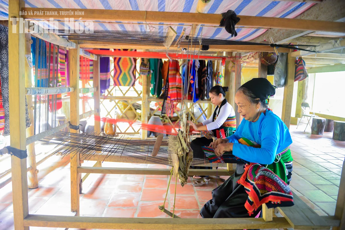 Khi nghề dệt thổ cẩm thành “đặc sản”