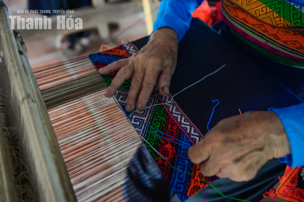 Khi nghề dệt thổ cẩm thành “đặc sản”