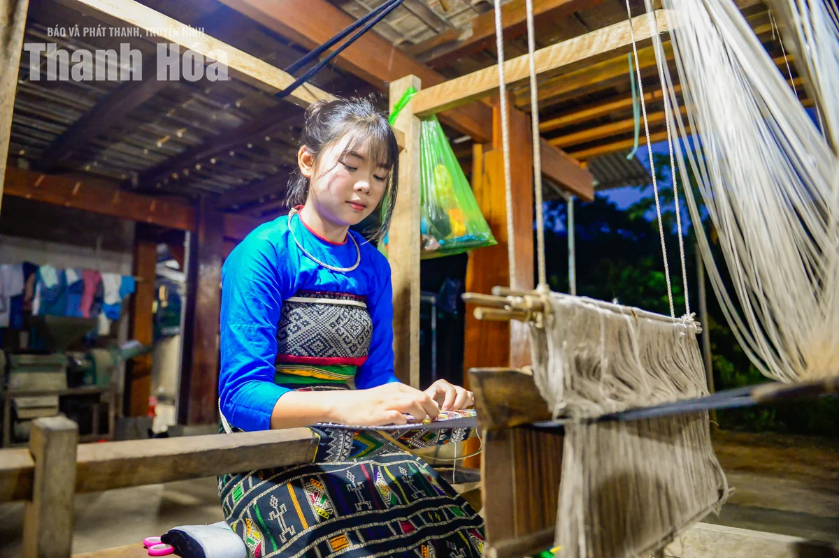 Khi nghề dệt thổ cẩm thành “đặc sản”