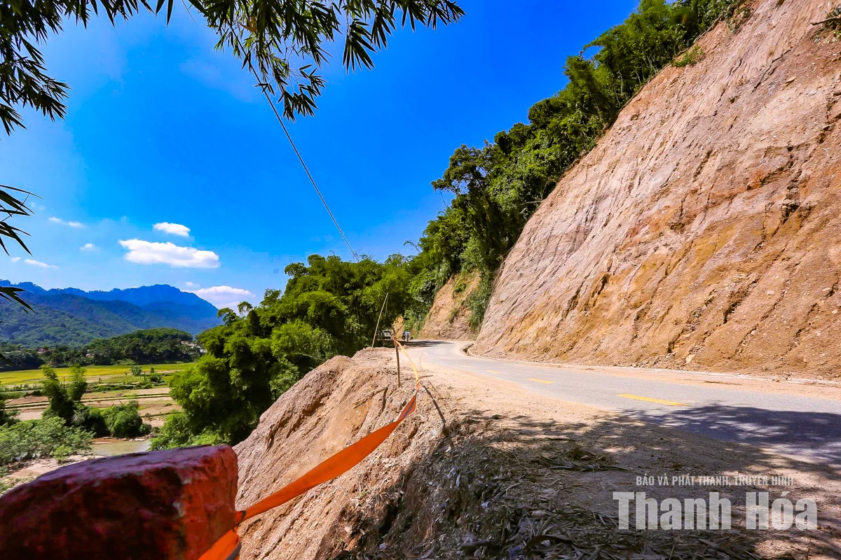 Toàn cảnh đồi Na Lo, Na Niêng nứt toác khiến 180 người dân chưa thể về nhà