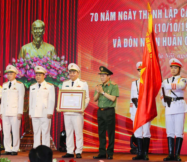 Nam Định chia điểm với Ninh Bình; Ronaldo đối mặt án cấm thi đấu tới 6 tháng