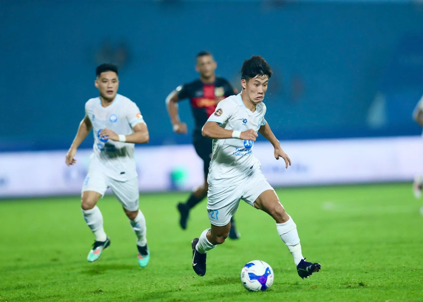 Nam Định chia điểm với Ninh Bình; Ronaldo đối mặt án cấm thi đấu tới 6 tháng