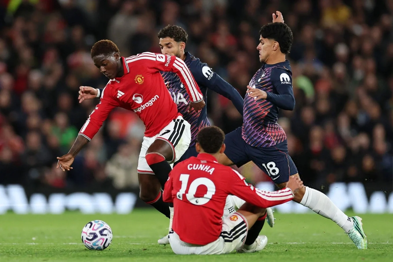 Nam Định chia điểm với Ninh Bình; Ronaldo đối mặt án cấm thi đấu tới 6 tháng