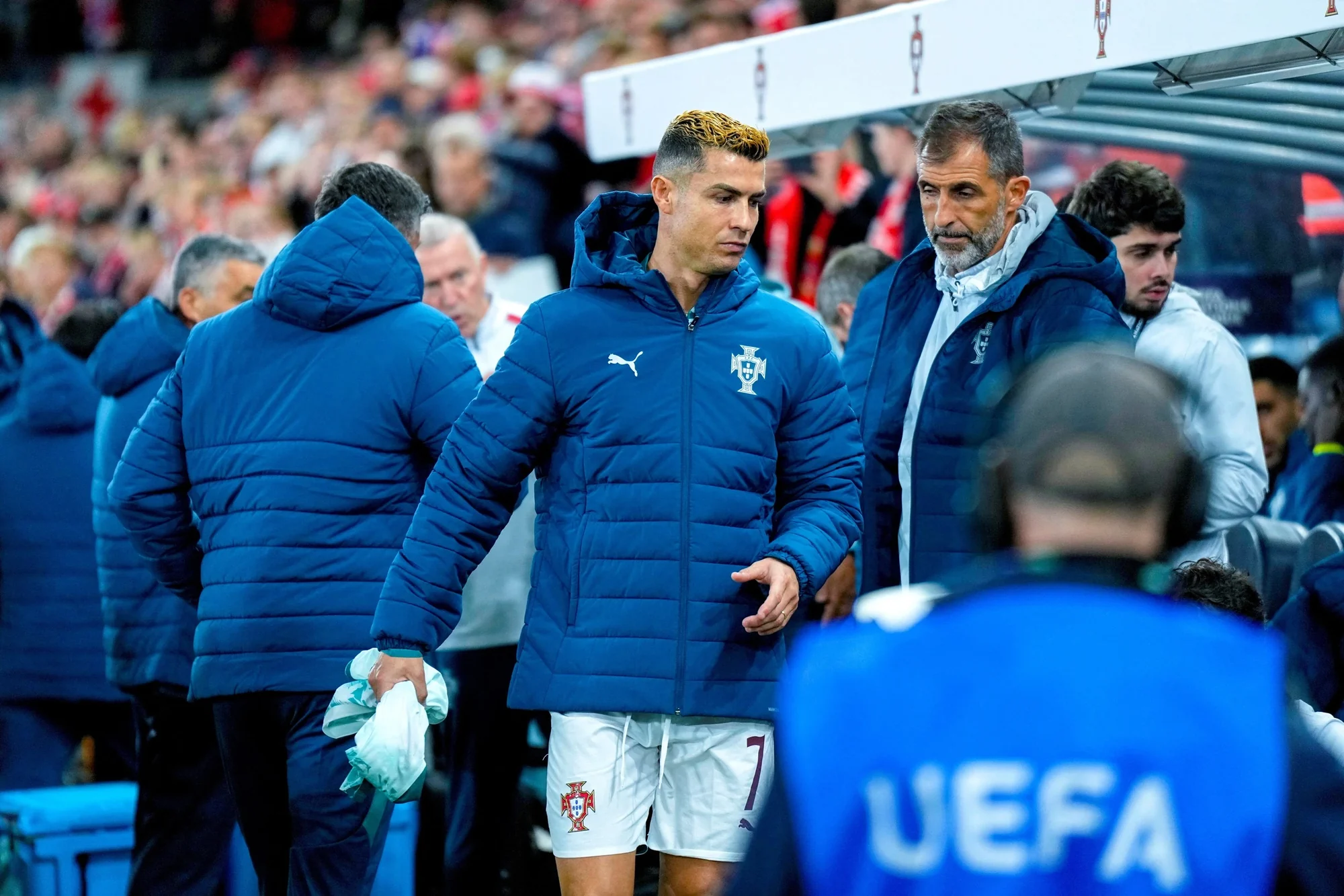 Nam Định chia điểm với Ninh Bình; Ronaldo đối mặt án cấm thi đấu tới 6 tháng