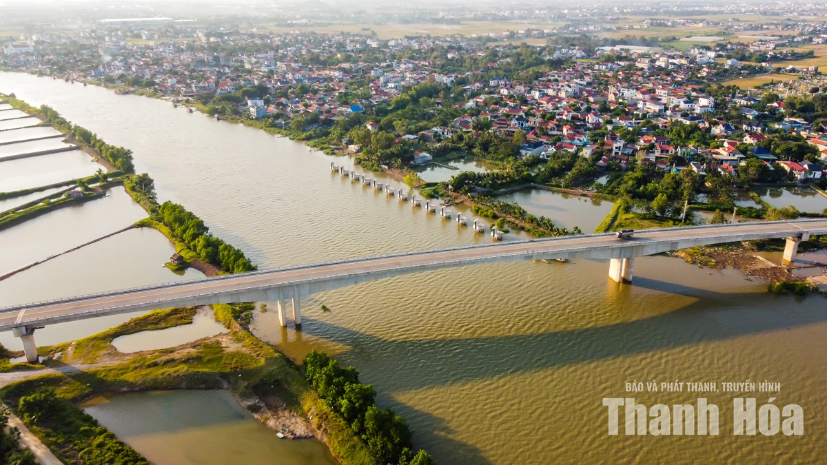 Cầu Lạch Sung nối nhịp đôi bờ, người dân thôi cảnh qua sông bằng đò