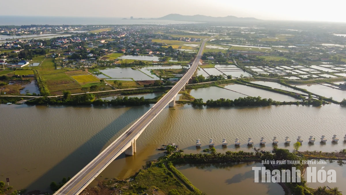 Cầu Lạch Sung nối nhịp đôi bờ, người dân thôi cảnh qua sông bằng đò