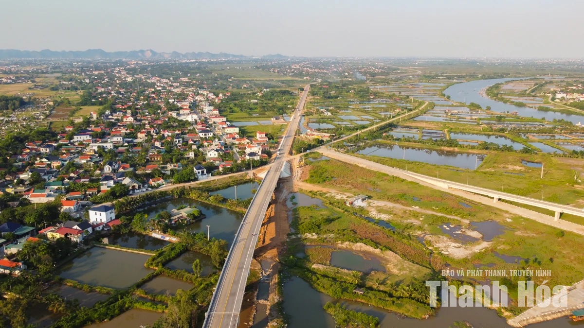 Cầu Lạch Sung nối nhịp đôi bờ, người dân thôi cảnh qua sông bằng đò