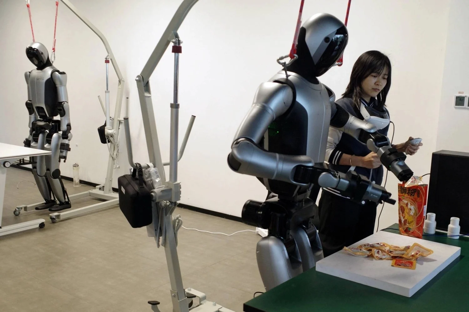 Robot hình người đảm nhiệm nhiều công việc mới trên thế giới