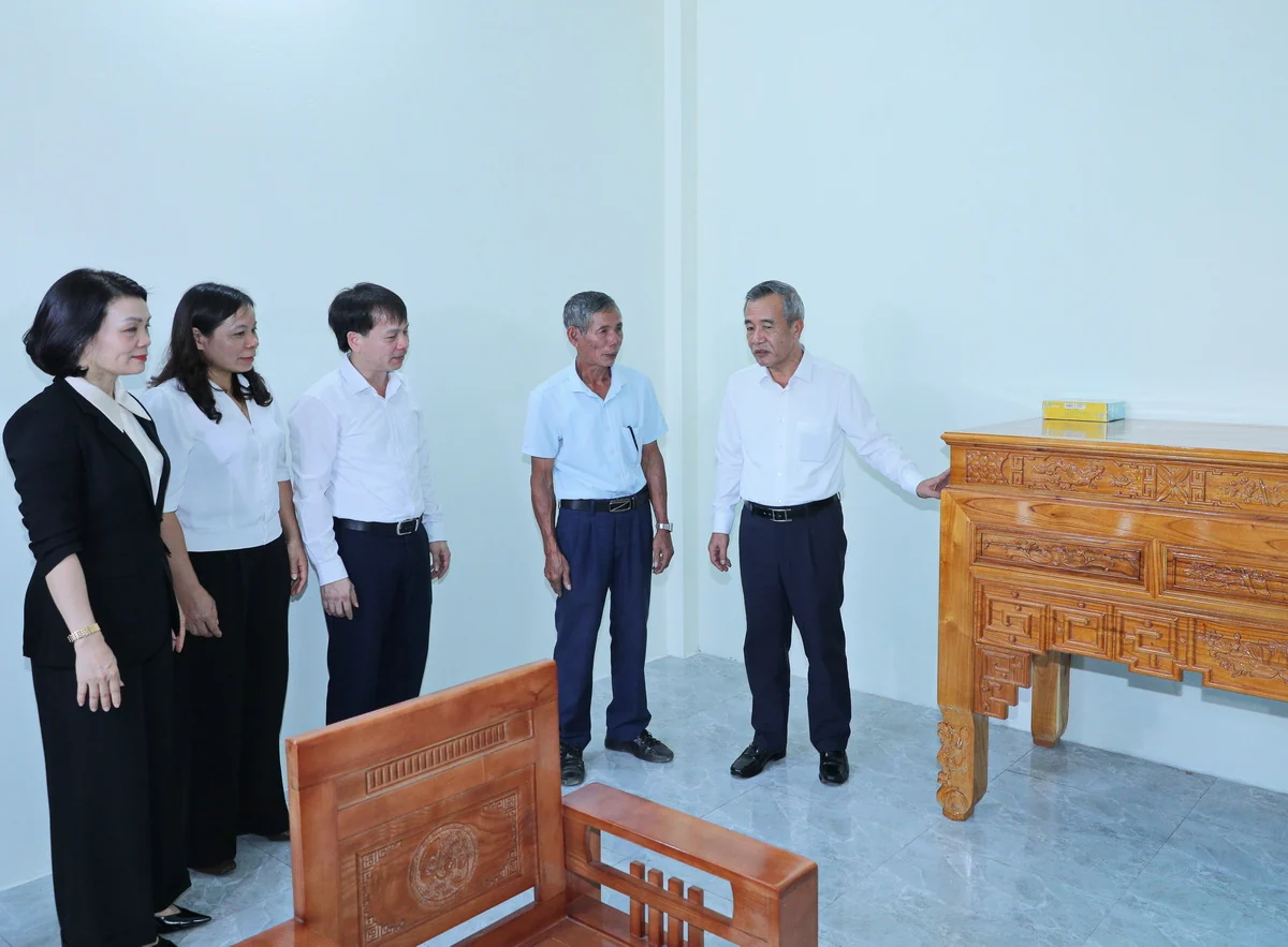 Bí thư Tỉnh ủy, Trưởng Đoàn ĐBQH tỉnh Lê Đức Thái trao nhà tình nghĩa cho bà Đỗ Thị Mơ ở xã Lương Sơn