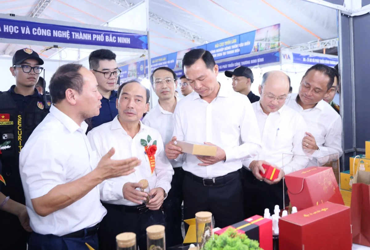 Khai mạc Hội chợ triển lãm hàng công nghiệp nông thôn tiêu biểu năm 2026