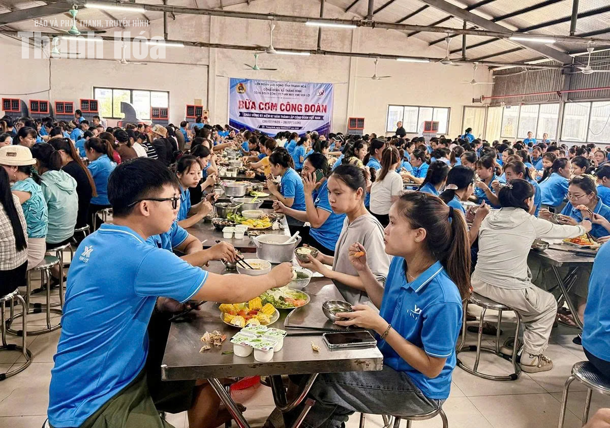 “Bữa cơm công đoàn” ấm tình sẻ chia