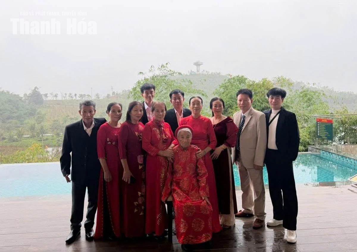 Mẹ Doãn và 10 “dải hoa” làng biển