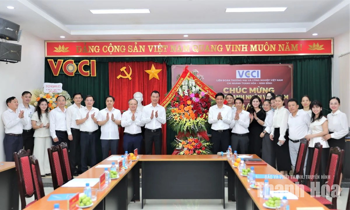 Chủ tịch UBND tỉnh Tô Anh Dũng chúc mừng các đơn vị nhân Ngày Doanh nhân Việt Nam 13/10