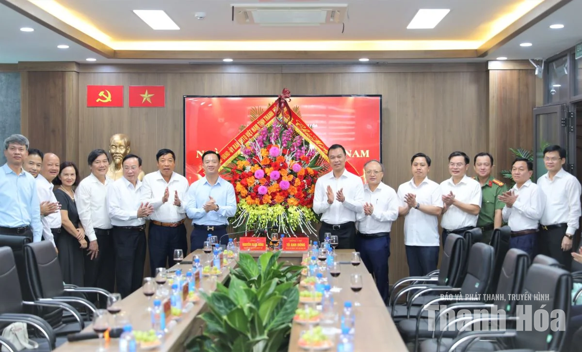 Chủ tịch UBND tỉnh Tô Anh Dũng chúc mừng các đơn vị nhân Ngày Doanh nhân Việt Nam 13/10